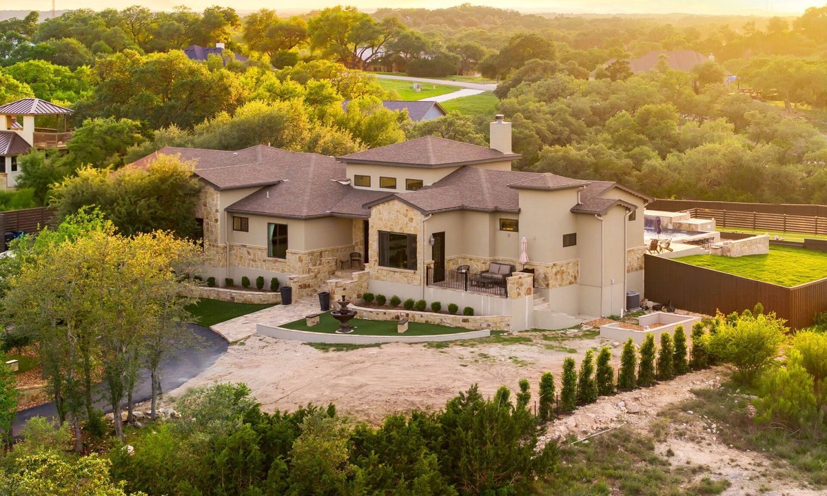 New Braunfels House | Luxury Hilltop Villa- Sunsets/Pool&HotTub/Game Rm/Gym/SteamRm/Sauna/Sleeps16