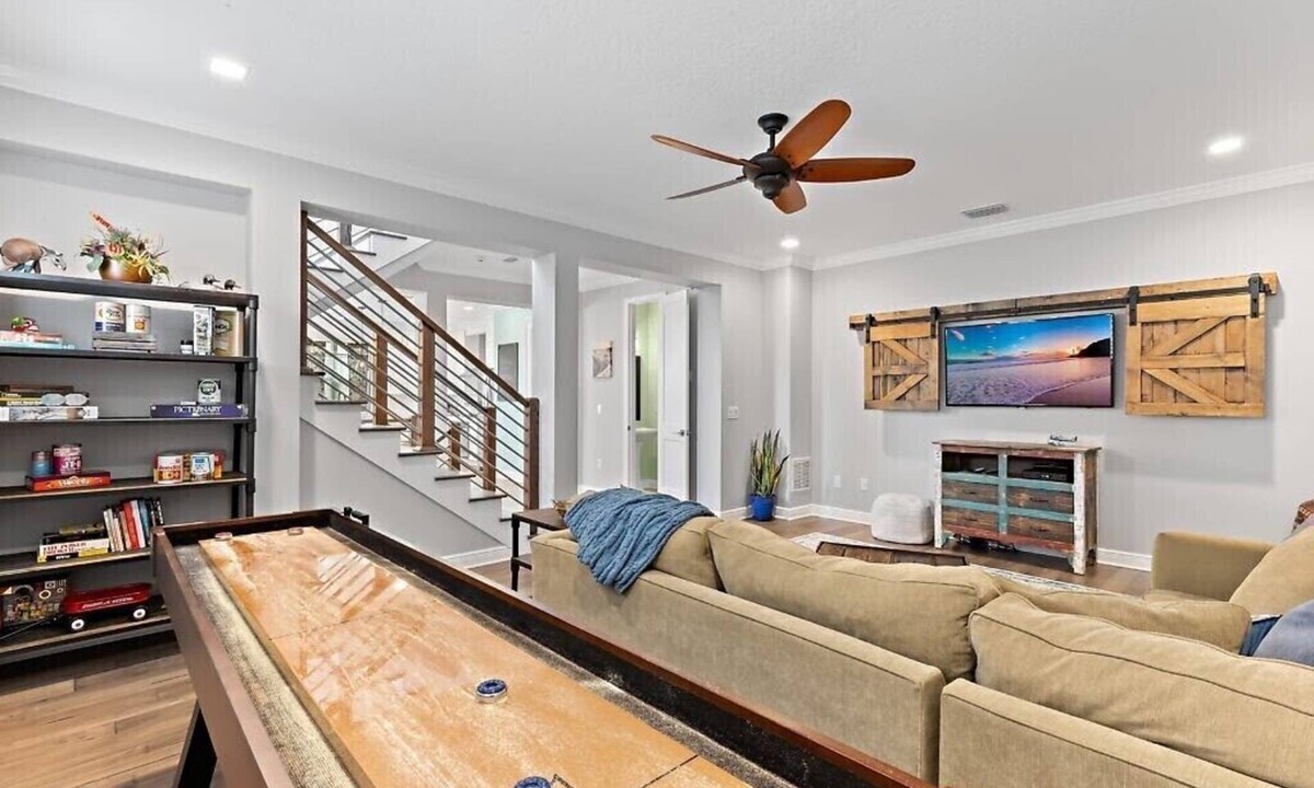 Courier City - Oscawana House | Luxury Hyde Park 3BR Retreat ☀️ Shuffleboard & Soaking Tub 🌴 Family Friendly