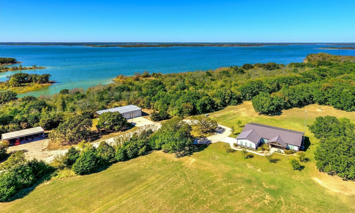 Pilot Point House | Luxury Lake Farmhouse Retreat - Fishing Pond + Sunset Views