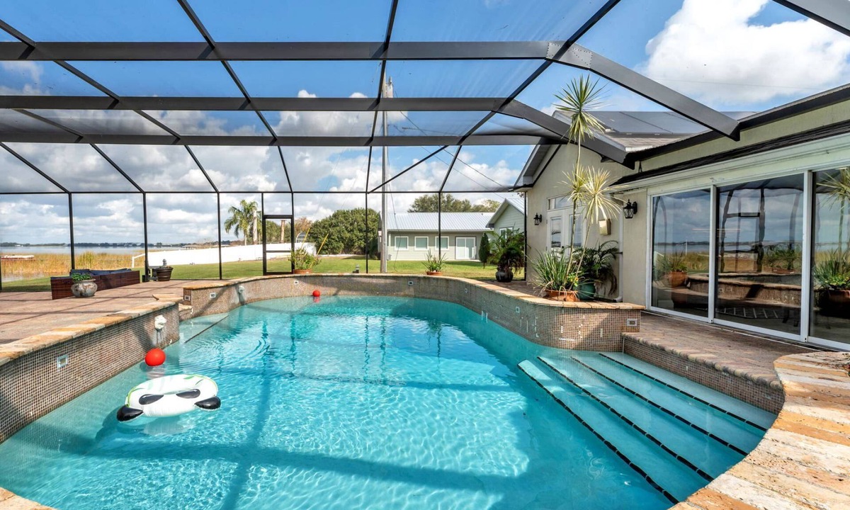 Lake Hamilton House | Luxury Lakefront Retreat | Heated Pool, Theater & Private Dock | Near Legoland | EV Charger