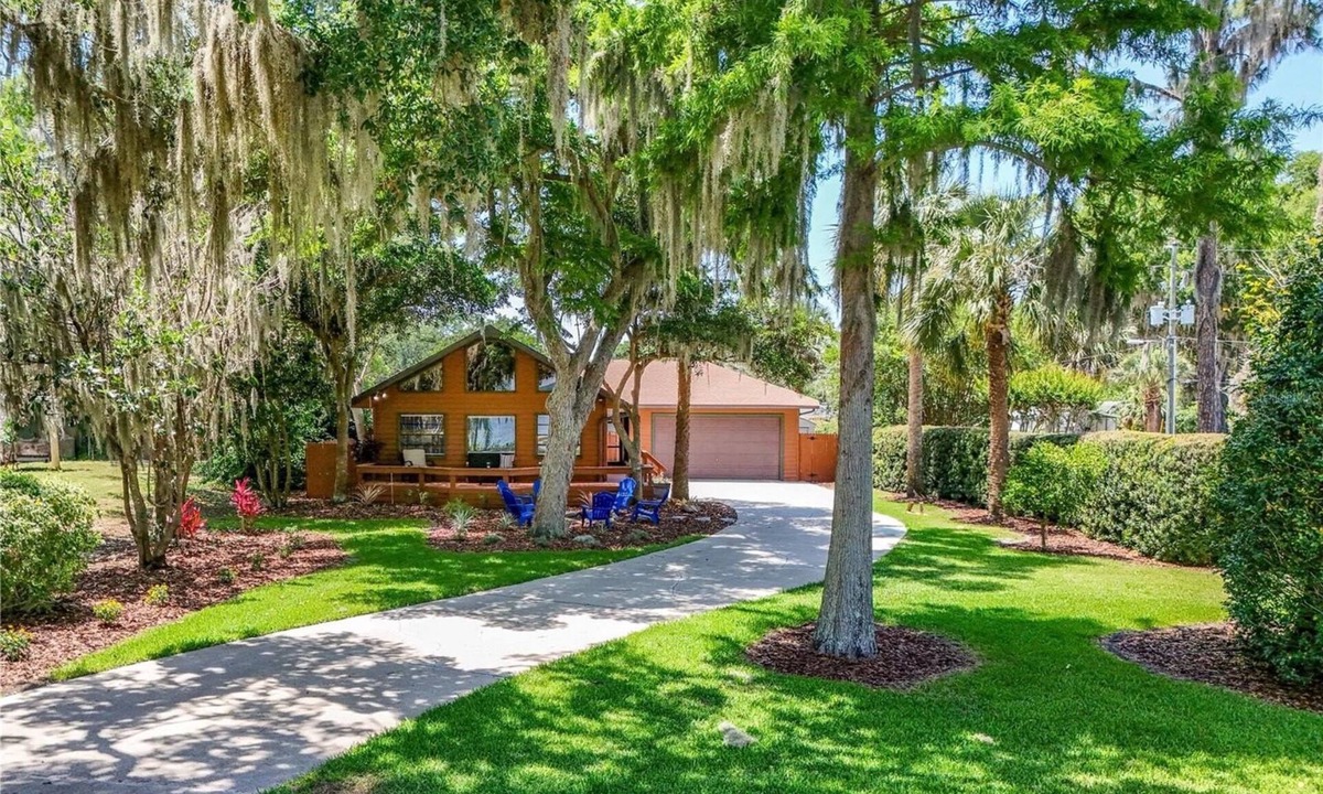 Mount Dora House | Luxury Lakehouse with private boat Dock on Lake Dora:fishing, pool, antiquing.