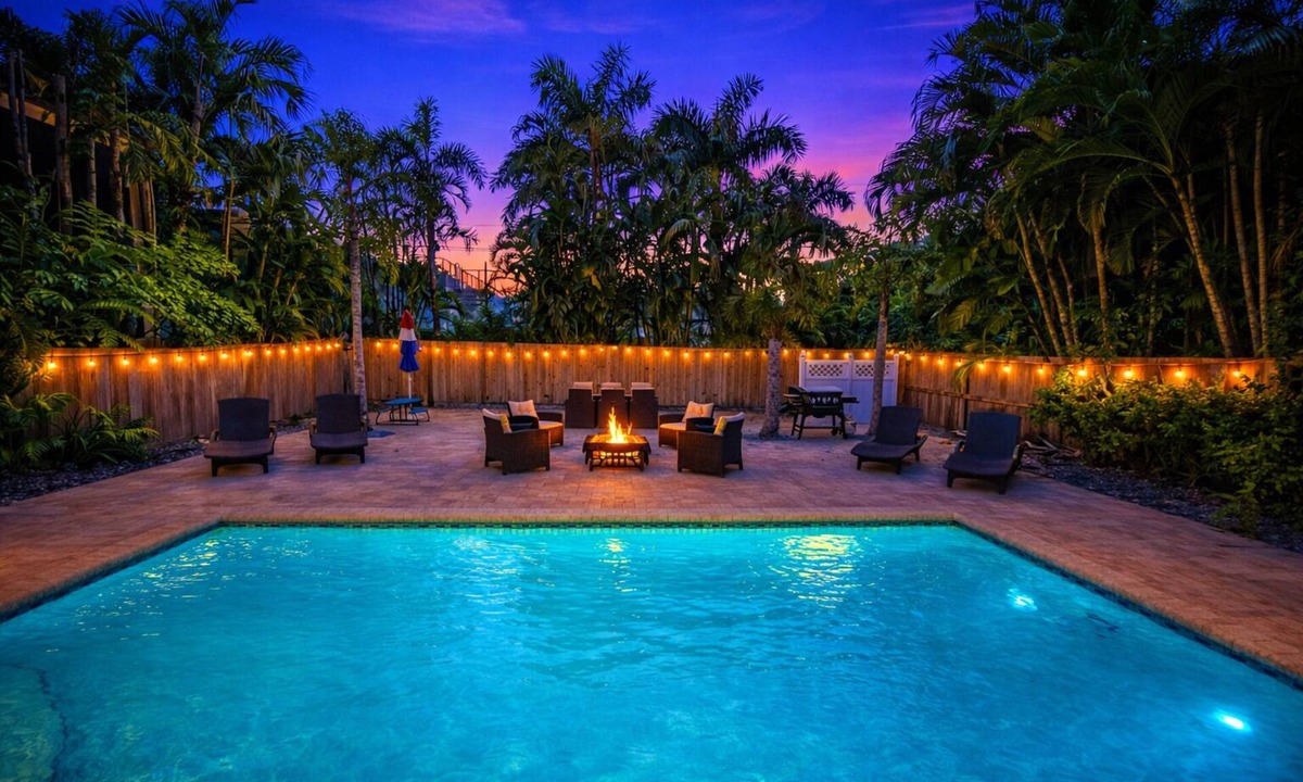 Saint Armands Key House | Luxury Lido Key Heated Pool & Game Room