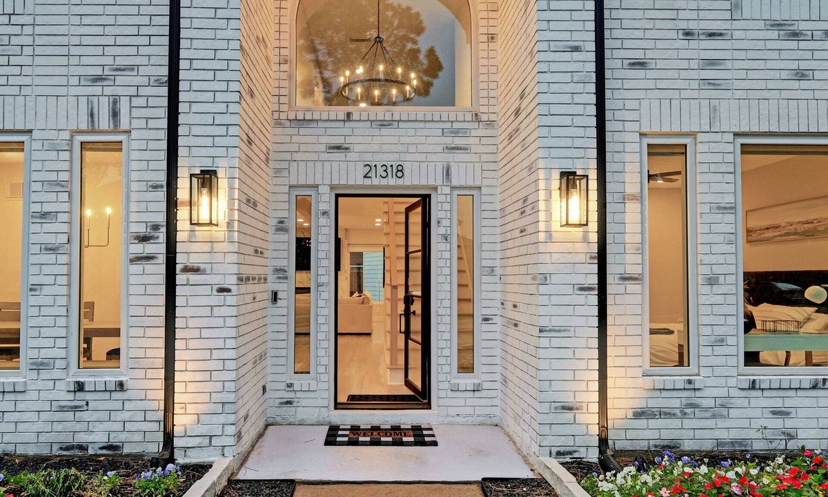 Memorial Parkway House | Luxury Living 2 King Suites + Game Loft + EV