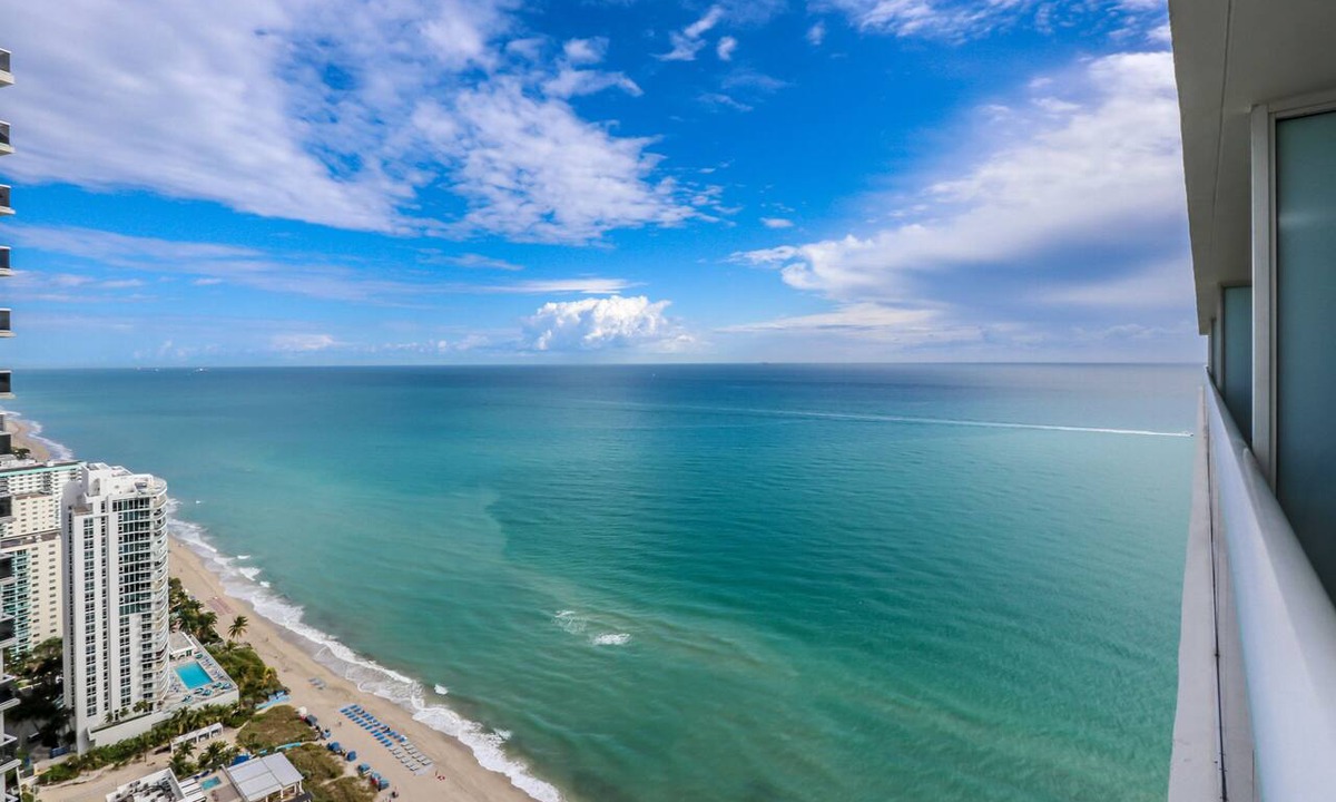 Hallandale Beach Condo | Luxury Oceanfront Spacious 3 Bedroom