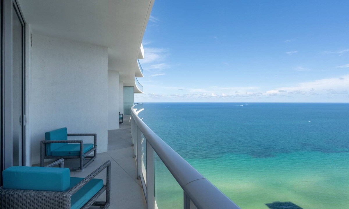 Hollywood South Central Beach Condo | Luxury Penthouse! 4 BDR with Resort Amenities