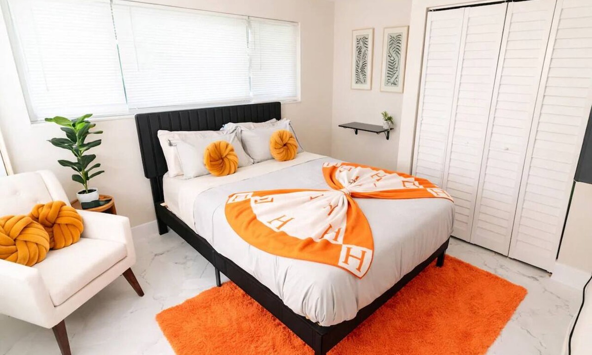 Sunset House | Luxury Pool Retreat Near Hard Rock Sleeps 10