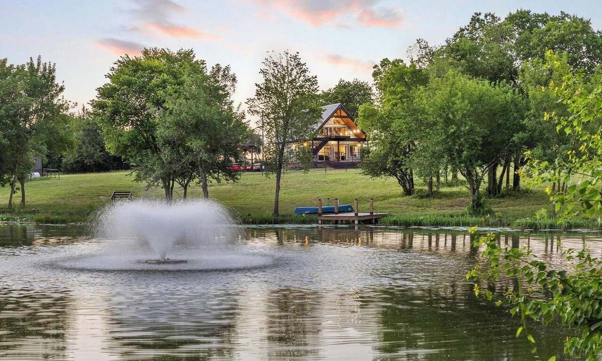 Gober House | Luxury Ranch Retreat, Hot Tub, Private Fishing Pond, Longhorns, Sleeps 6