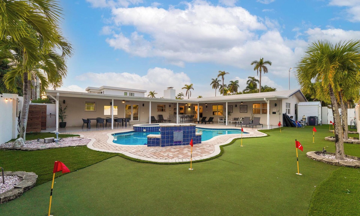 South Lake House | Luxury Spacious VILLA 10 min walk to beach
