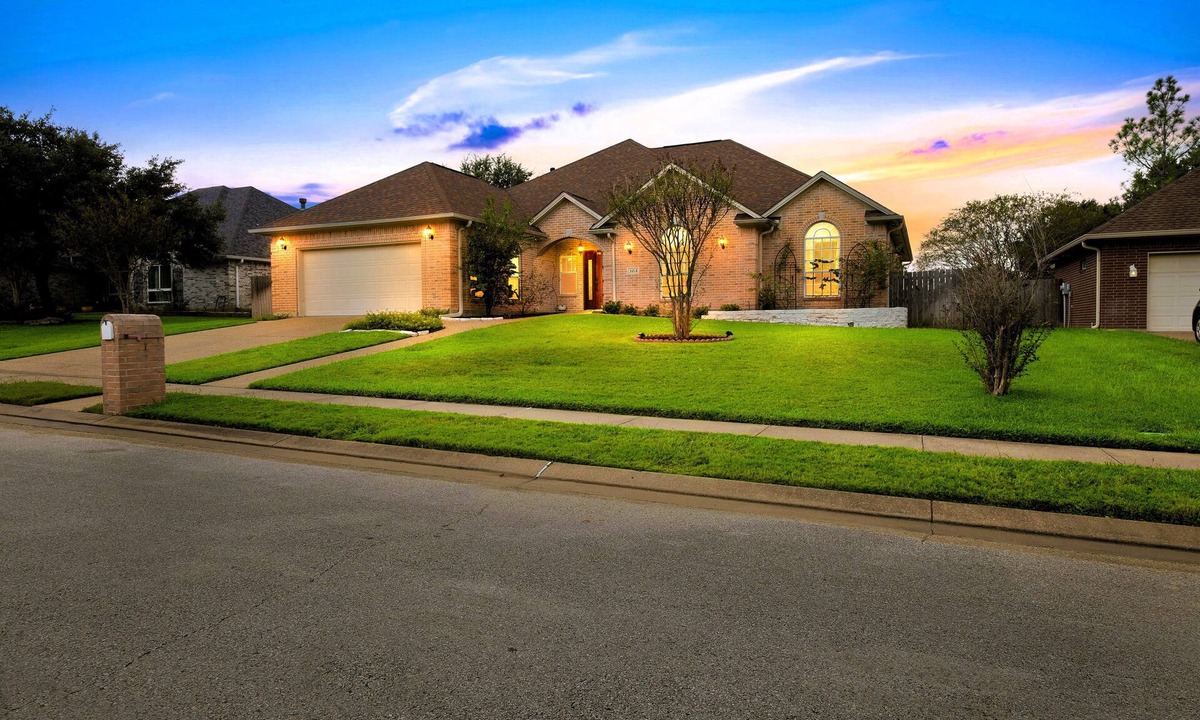 Edelweiss House | Luxury Stay Game Room & Poker Table Sleeps 14