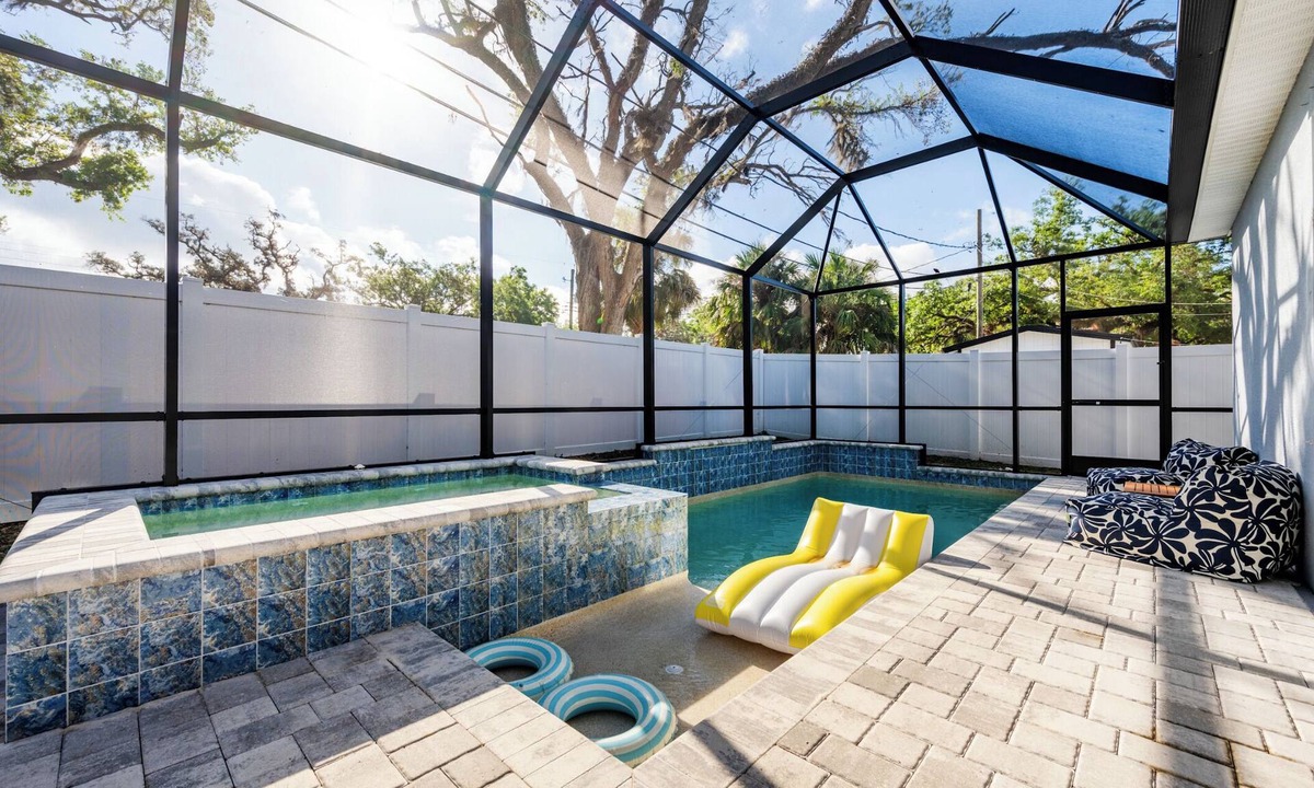 South Seminole Heights House | Luxury Tampa Heights Pool Home Retreat w/Hot Tub & Arcade Game Room