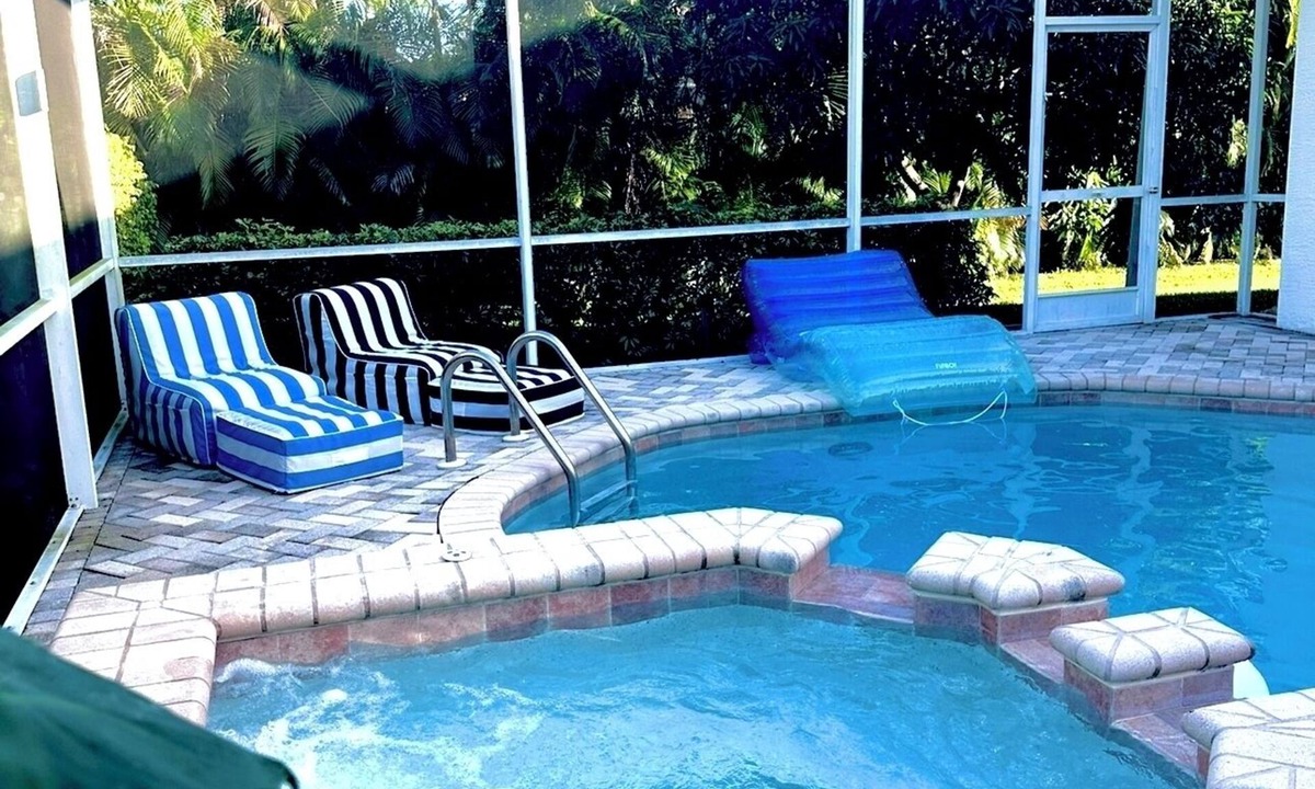 Central Naples Villa | Luxury Villa Casa Blanca Naples ⭐ Heated Pool & Spa, Close to 5th Ave & Beaches