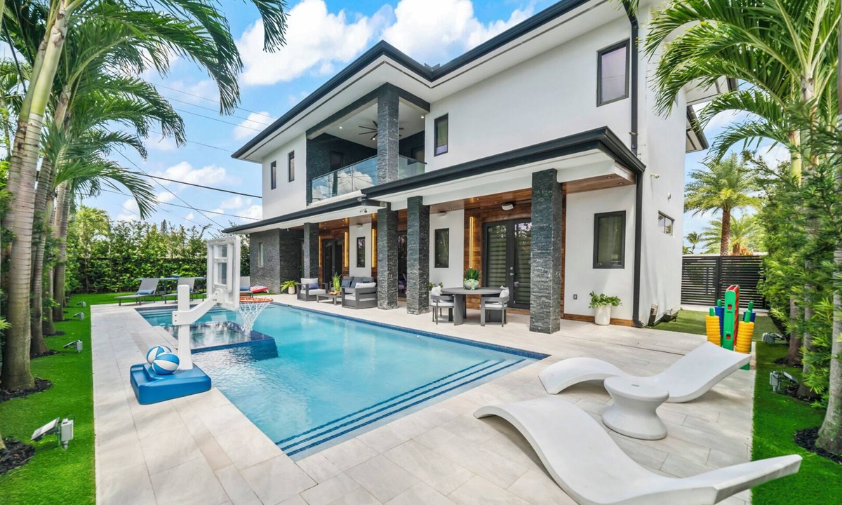 Ludlam House | Luxury Villa w/Heated Pool/Jacuzzi/6BR/Games/Miami