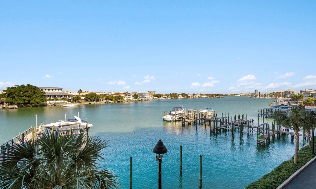 Clearwater Beach Condo | Luxury Waterfront- Tropical Decor -3 Bdr/2Bth-1824 sq.ft.-Adjustable Bed!