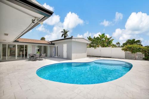 Coral Ridge Isles House | Luxury Waterfront Villa with Heated Pool and Dock