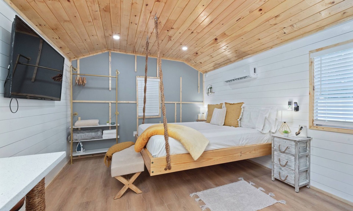 Azalea Park Cabin | Luxury Wooden Cabin in the Heart of Orlando Florida