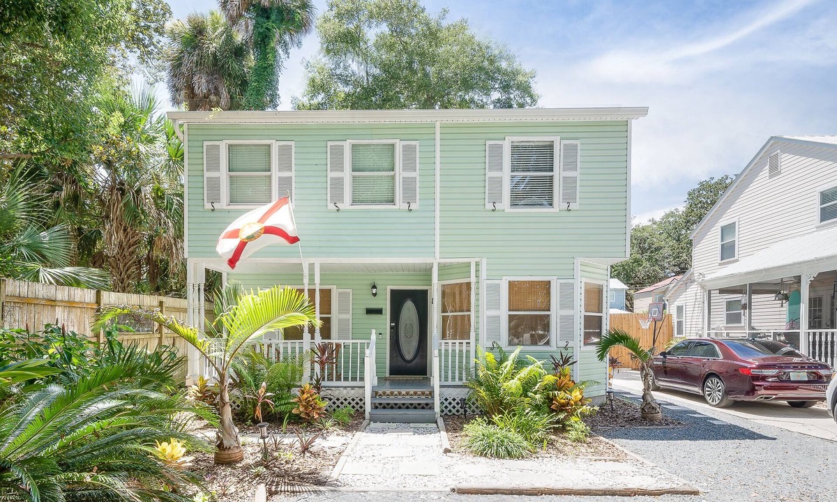 St. Augustine House | Magnolia House- Walkable Uptown, Kids Playhouse, Peaceful Peacocks, Near Beach!