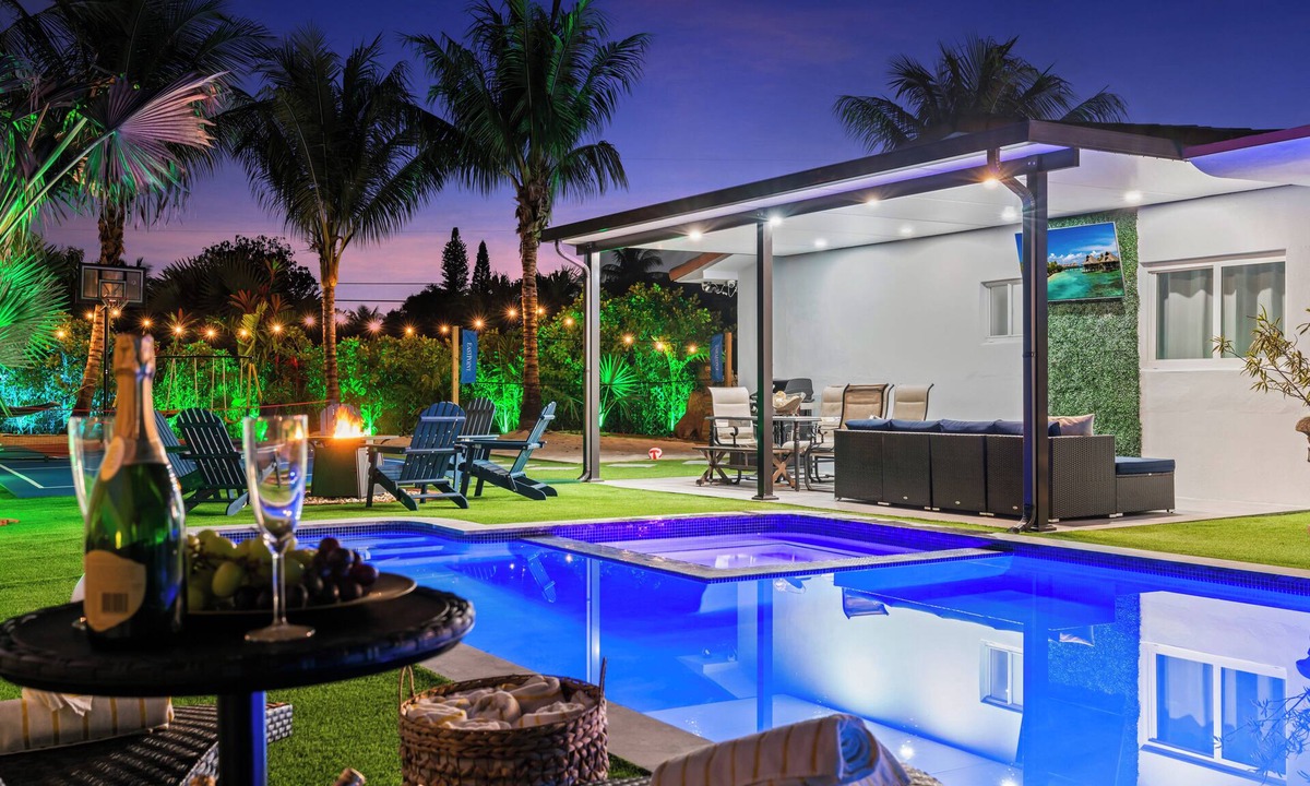 Golden Glades Villa | Majestic Miami Villa/Nr Beach/HEATED POOL/SPA/GAMES/Basket & Pickleball Courts