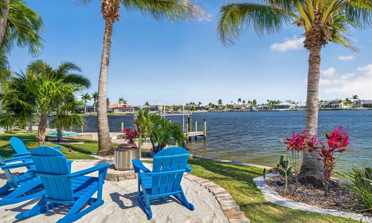 Eight Lakes House | Manatee Lake- Heated Pool & Spa with Kayaks, Paddle Boards, Games, Fun and SUN!