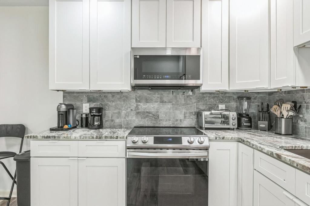 Southside Apartment | Mandarin Retreat Pool Hot tub King Bed Smart Tvs