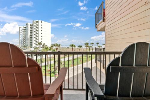Galveston Apartment | Maravilla Breeze: Tranquil Retreat with Stunning Views