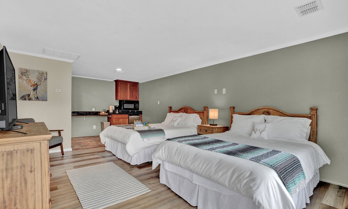 Canyon Lake Hotel | Maven's Inn & Grill