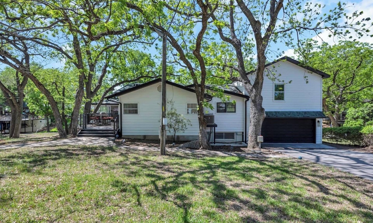 Kingsland House | McCartney Retreat on Lake LBJ!