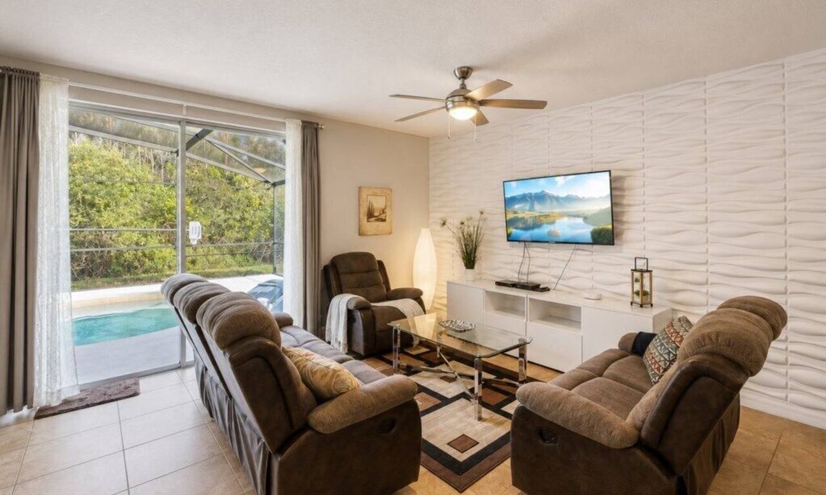 Calabria House | Meadow Manor - 10 Mins to Disney! - No Rear Neighbors, Covered Lanai