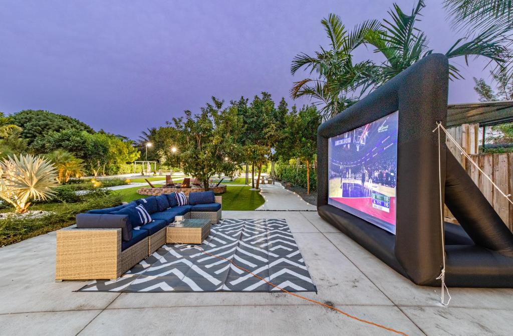 Golden Glades Villa | Mega Fun Villa Northwest Miami BY THE GLAMHOMES
