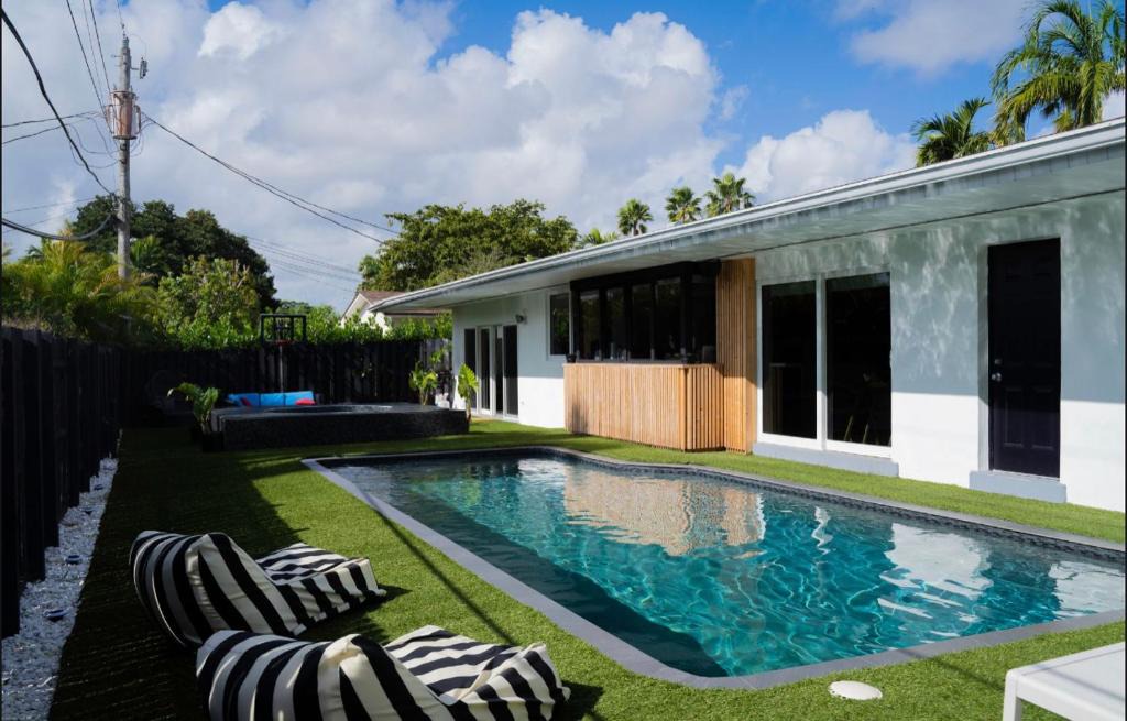 North Miami Beach Villa | Miami Cozi Villa - Heated Pool & Hot Tub