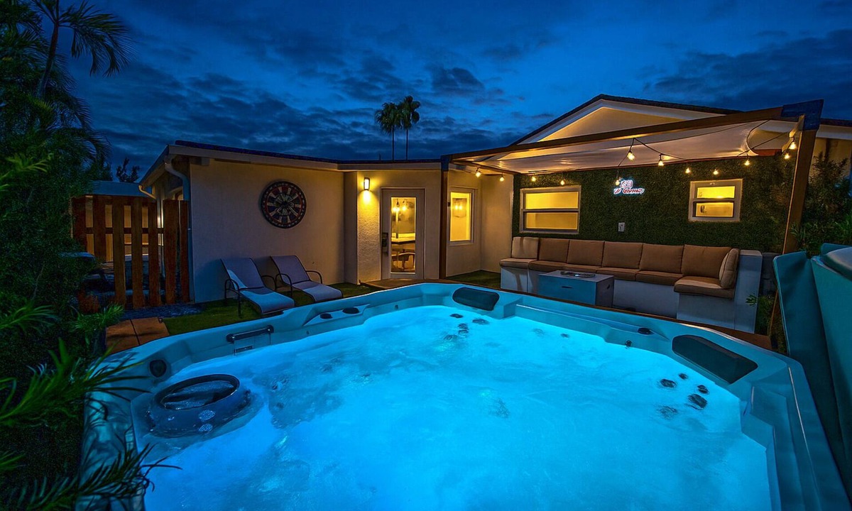 Tamiami House | Miami Cozy 6BR Home w/Games Room/BBQ/Jacuzzi & Fun