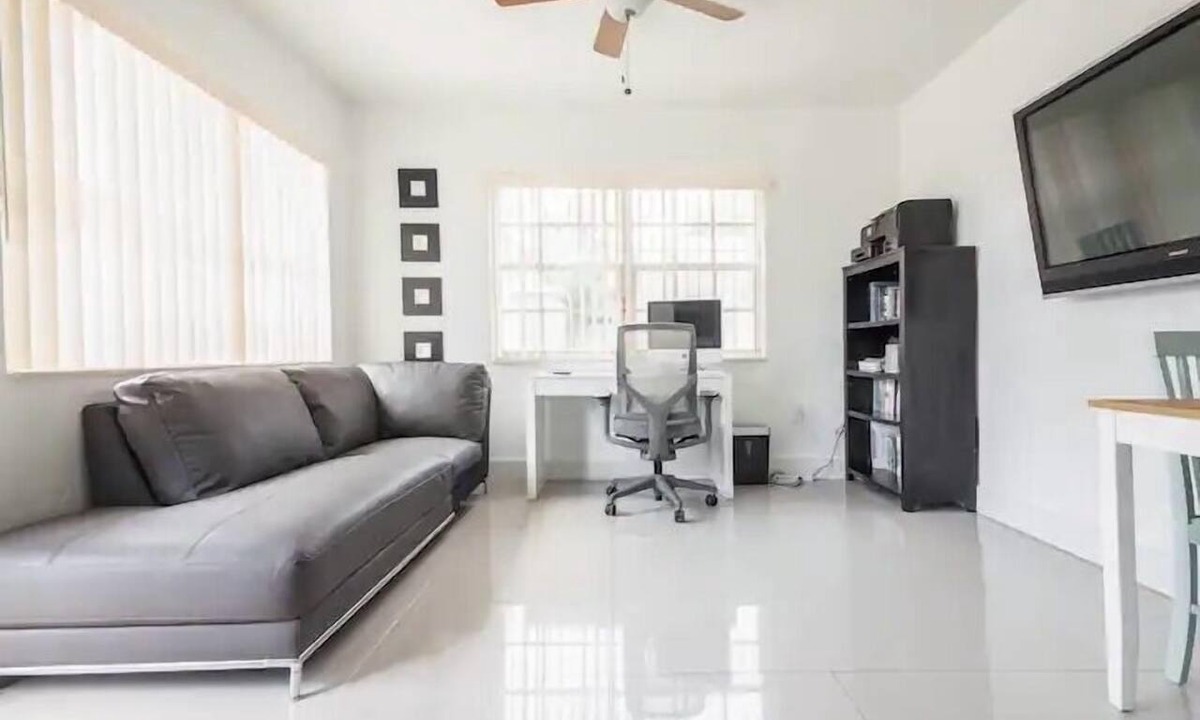 Allapattah Apartment | Miami Health District 2 Gbps Internet 75” & 55” TVs Stainless Steel