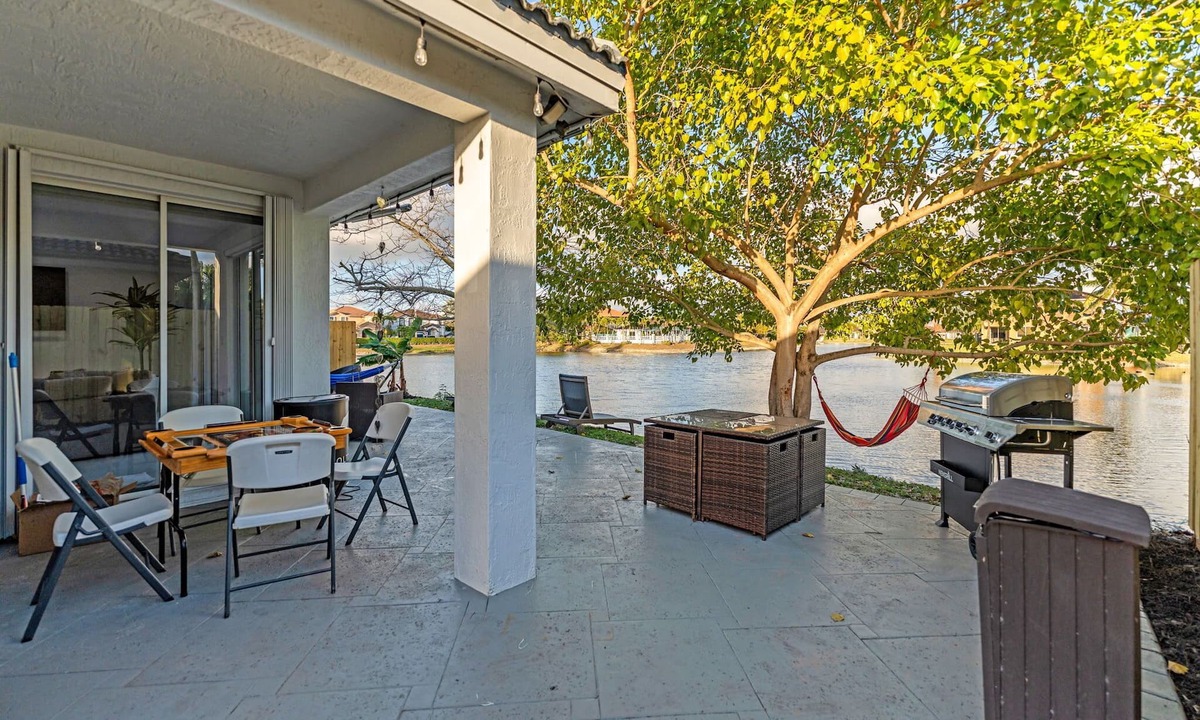 Tamiami House | Miami Lakefront Modern | Sleeps 10, Kayaks & Games