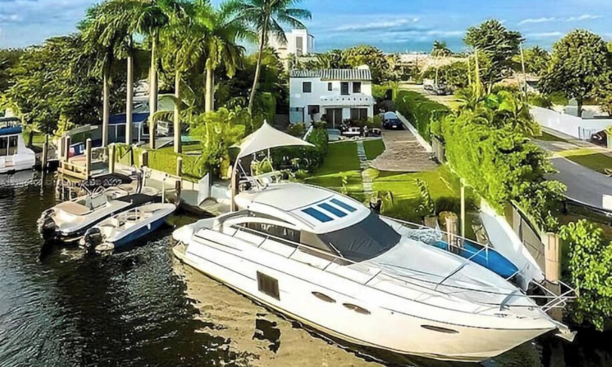 Allapattah Villa | Miami Riverfront Villa: Pool, Hot Tub, Garden, Barbecue,High Ceiling Living Room