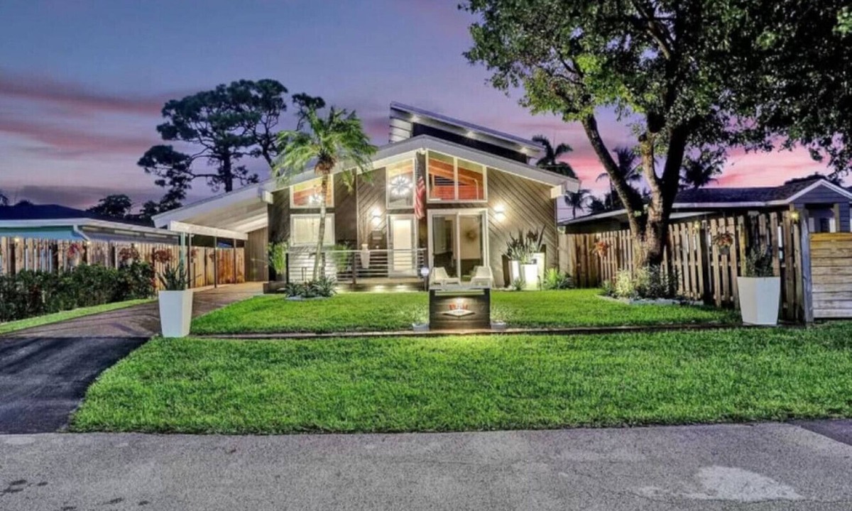 North Andrews Gardens House | Mid-Century Chic | Pool & Hot Tub | Skyview Loft
