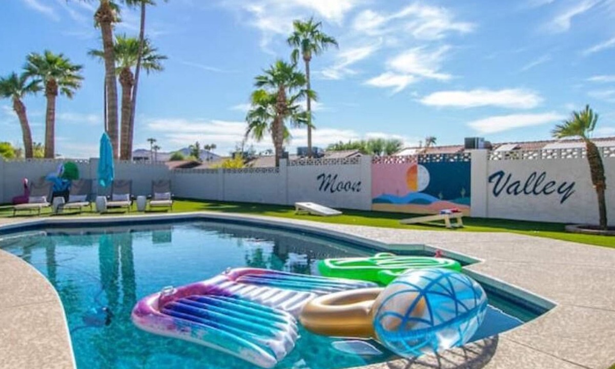 North Mountain House | MidCentury Luxe+HeatedPool+OutdoorTV&Games+Mural