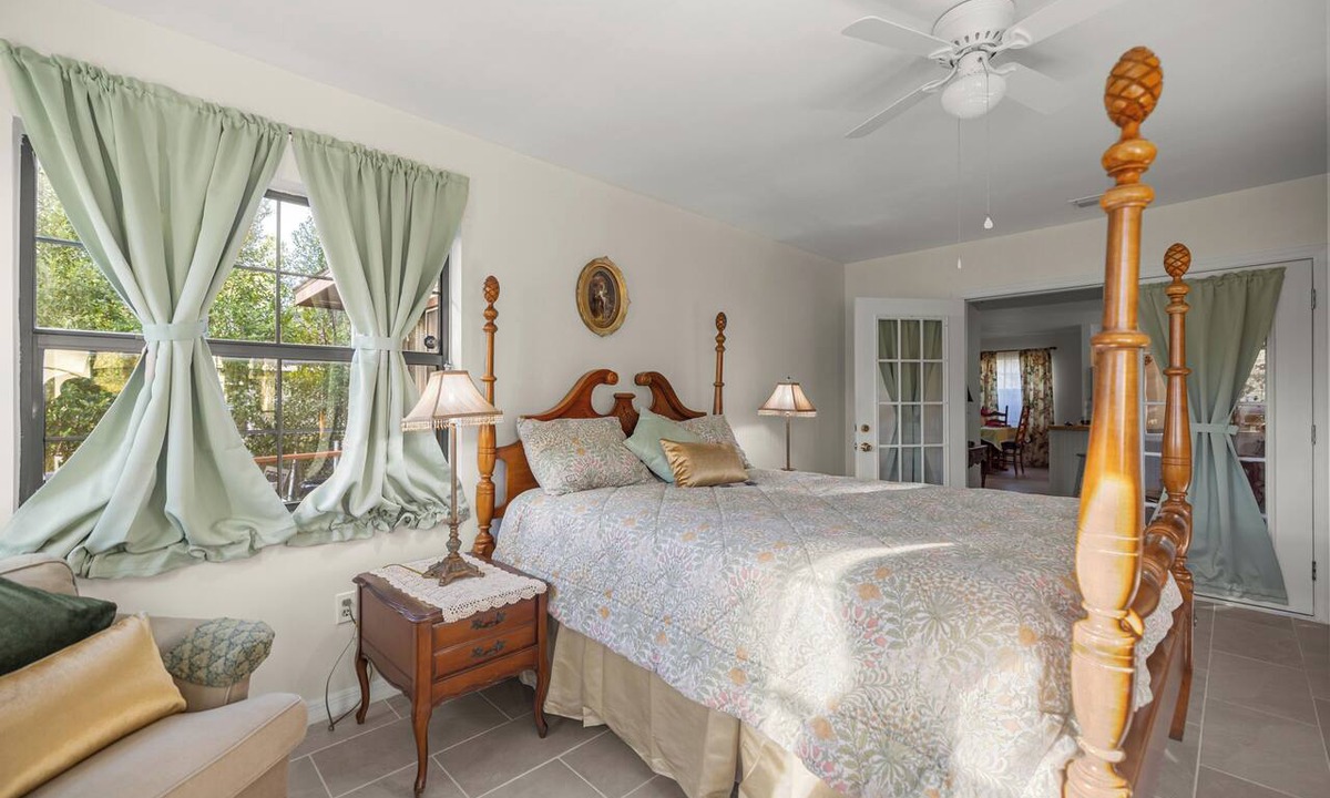 Williston Highlands House | Minutes from kayaking, paddleboarding, natural springs, and Cedar Key beach.
