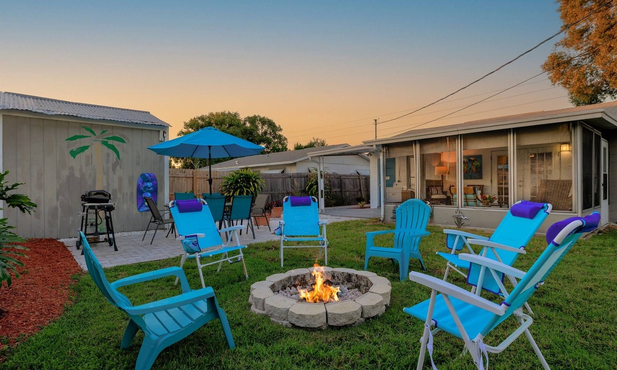 Walsingham House | Minutes to Clearwater Beach, Indian Rocks Beach- Sleeps 10 w/Firepit & BBQ!