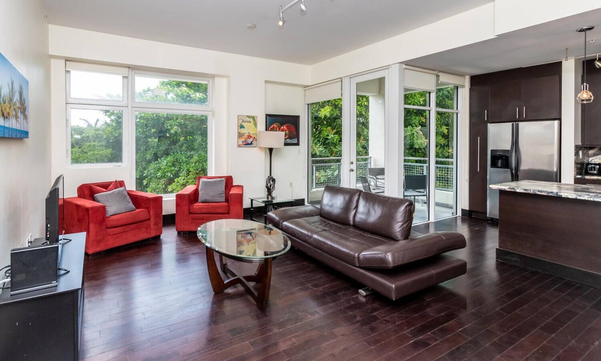 Northeast Miami Apartment | Modern 1 bed . Spacious . Clean . 800sq ft . Sleeps 4 . Secure bdg . Parking