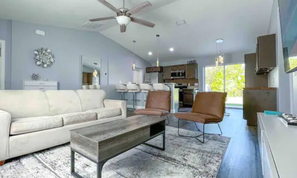 North Port House | Modern 3BR 2 BathFreeWifi WarmMineralSpring EV lvl 2 chargerwith tesla adapter