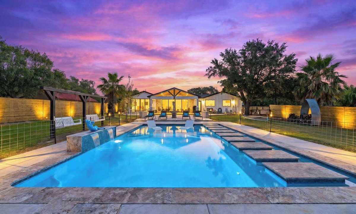 Rockport House | Modern Copano Bayfront Retreat – Pool & Private Lighted Pier | Sleeps 8