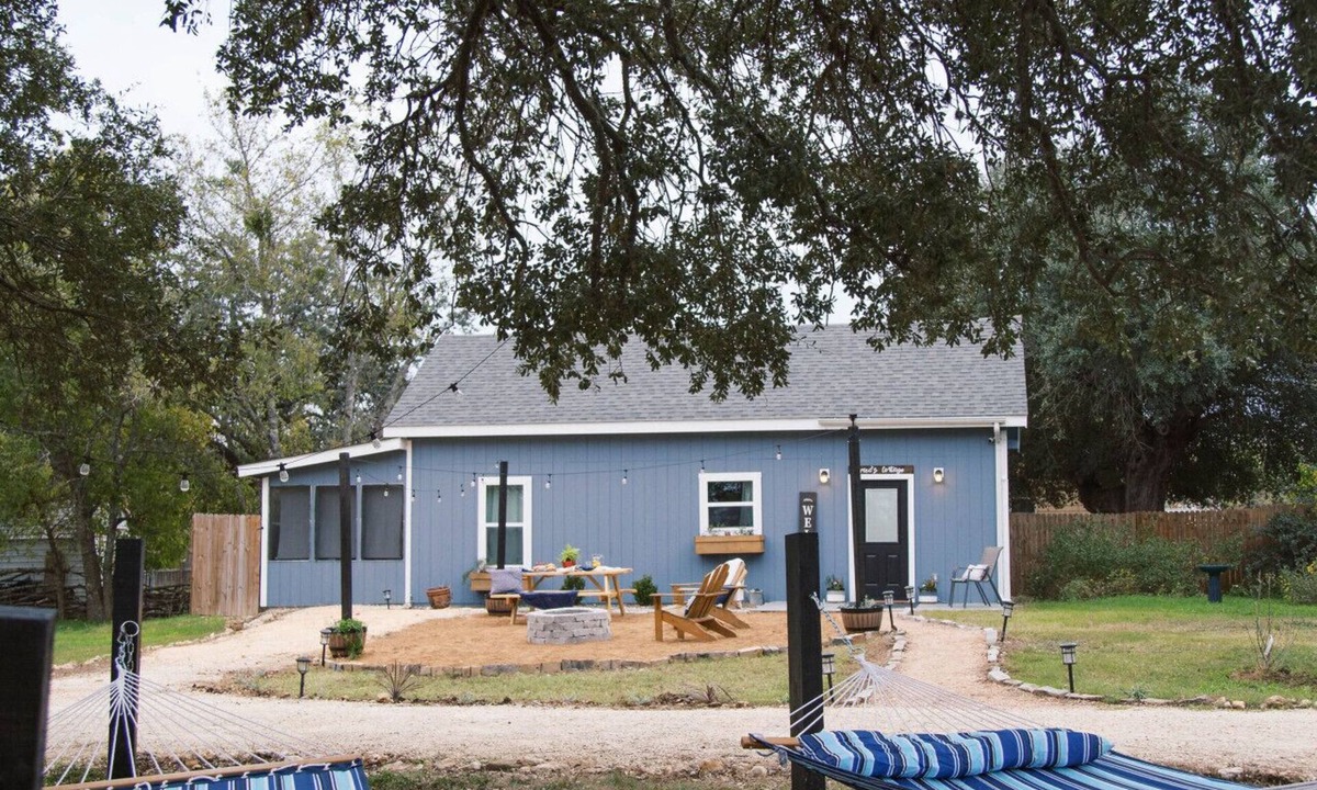 New Braunfels Cottage | Modern Country Cottage w/Brand New Screened-In Porch and Hot Tub