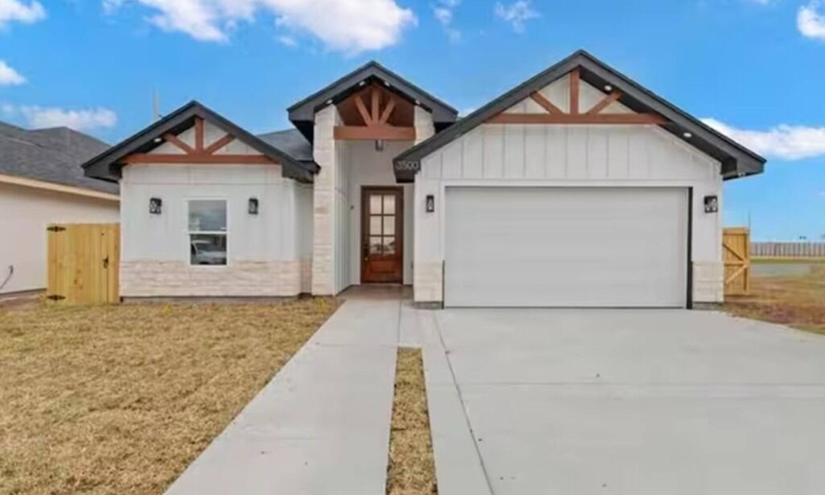 Weslaco House | Modern cozy Weslaco home