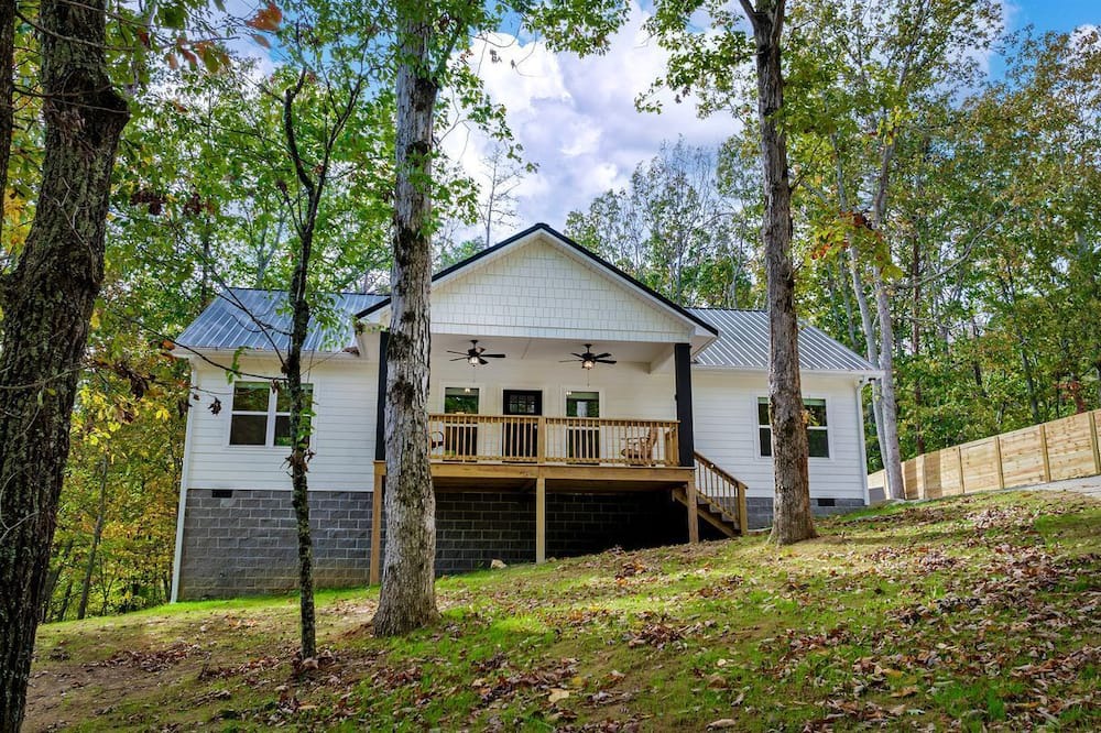 Fort Payne Cabin | Modern Dog-Friendly Cabin with Spacious Porch and Fire Pit in Alabama