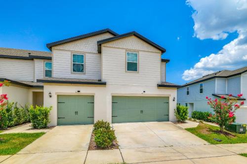 Dundee House | Modern Dundee Townhome Near Lakes & Legoland!