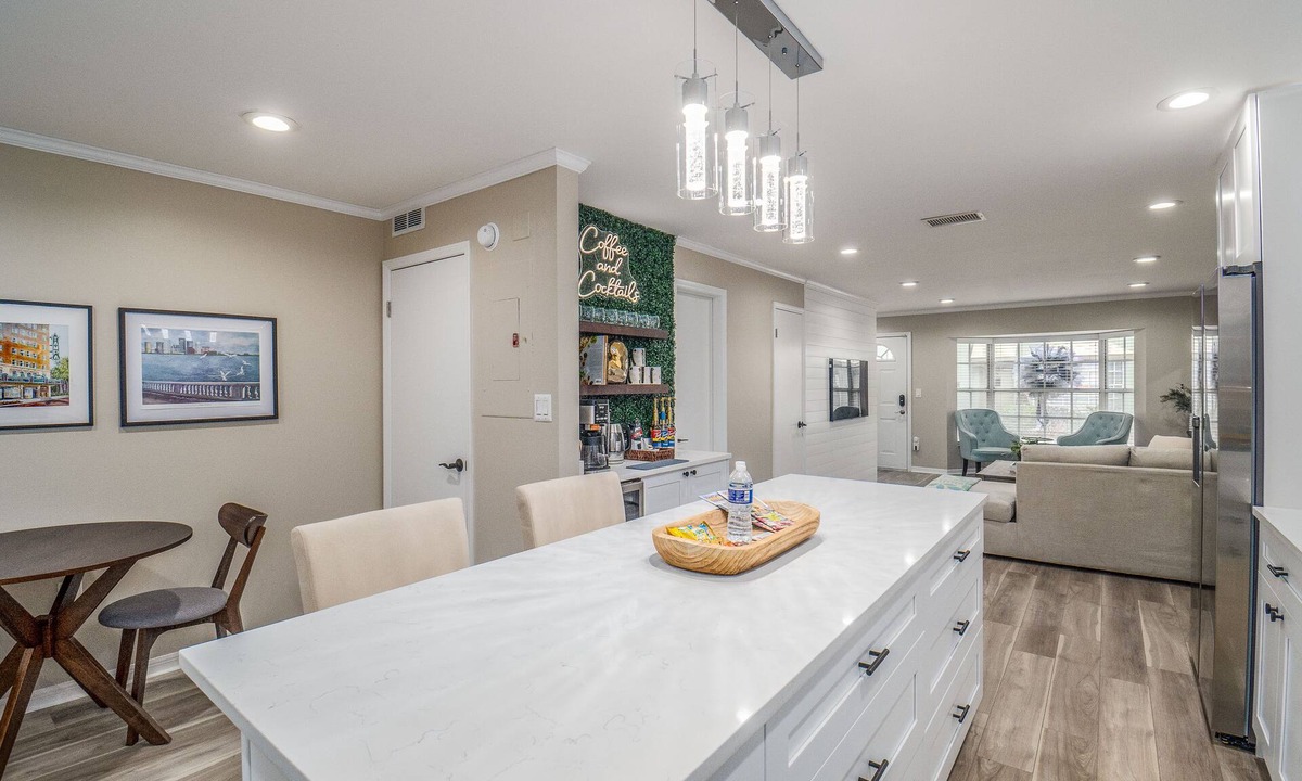 Courier City - Oscawana Condo | Modern Gem~Walk to Hyde Park, Bayshore, Soho~ Parking, Washer/Dryer, Patio