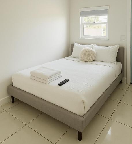 Royal Poinciana Villa | Modern Home - Termpurpedic Queen bed, Laundry, Free Parkging, EV Tesla