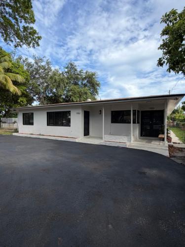 North Miami Apartment | Modern Italian Villa Azure Near Beaches & sleeps 6