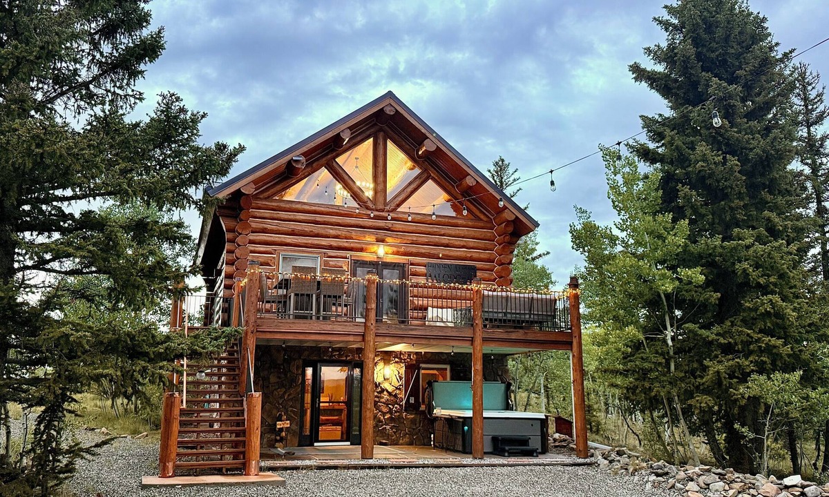 Stagetop Cabin | Modern Log Cabin Retreat: Hot Tub + Fenced Dog Area + Privacy + Starlink + Views