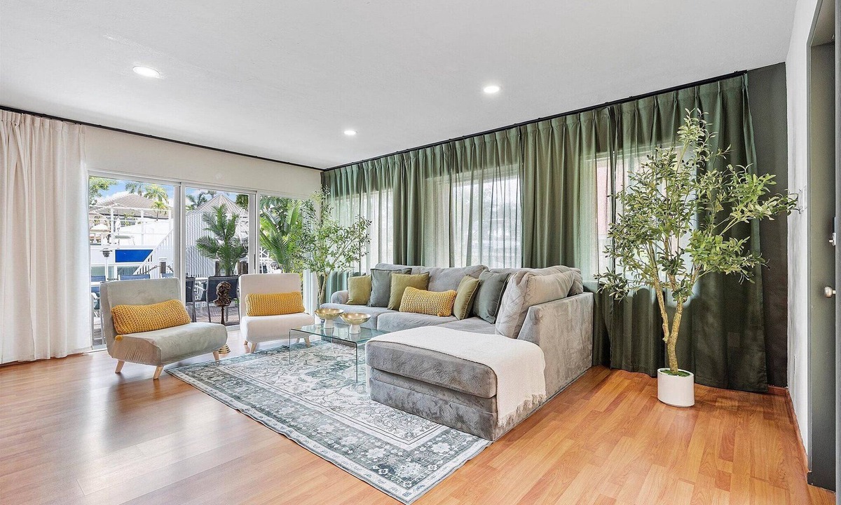 Hendricks and Venice Isles House | Modern Lush Green Escape