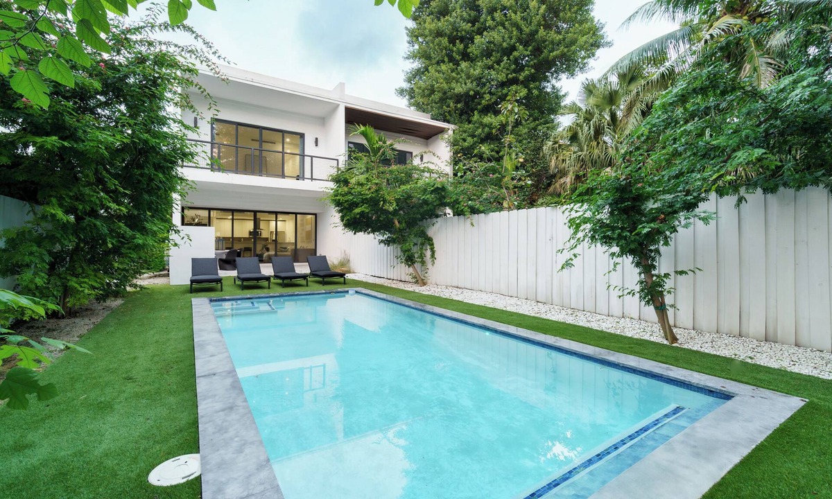 Southwest Coconut Grove House | Modern Luxury Coconut Grove Home w/Pool, Gated & Grill